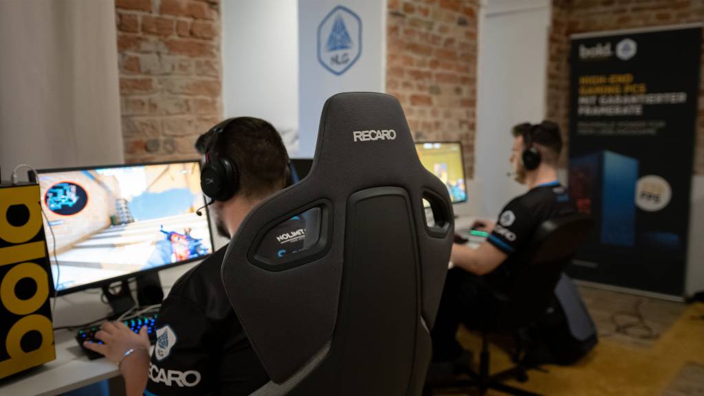 Mitglieder von No Limit Gaming beim Training auf RECARO Gaming-Sitzen.