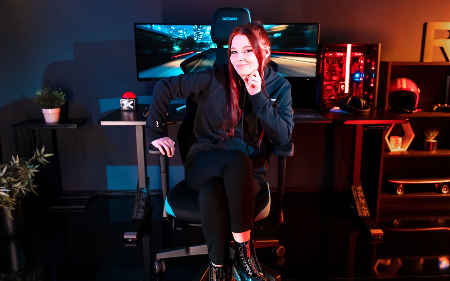 Streamerin Anika auf dem RECARO Aer Ocean Blue
